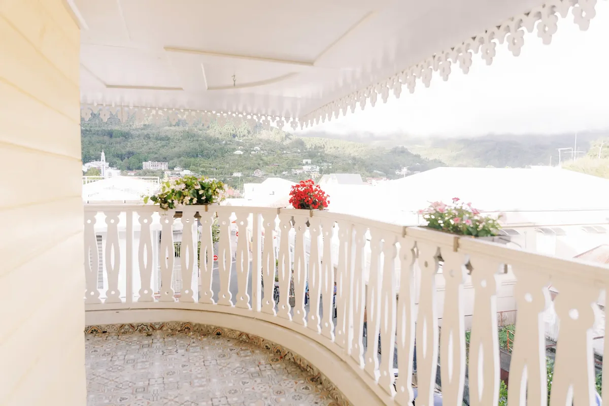 Un balcon blanc fleuri qui donne sur les montagnes du cirque