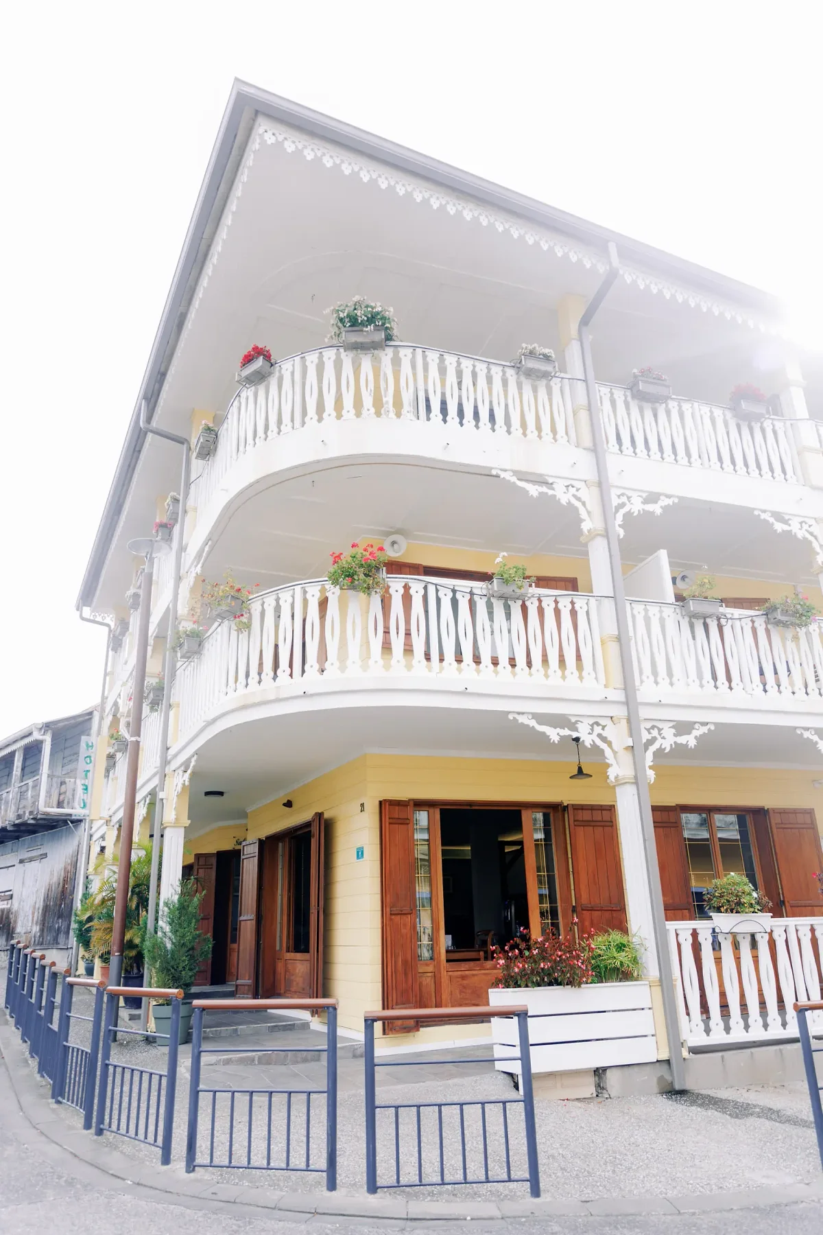 Les balcons blancs du Tsilaosa vus d'en bas