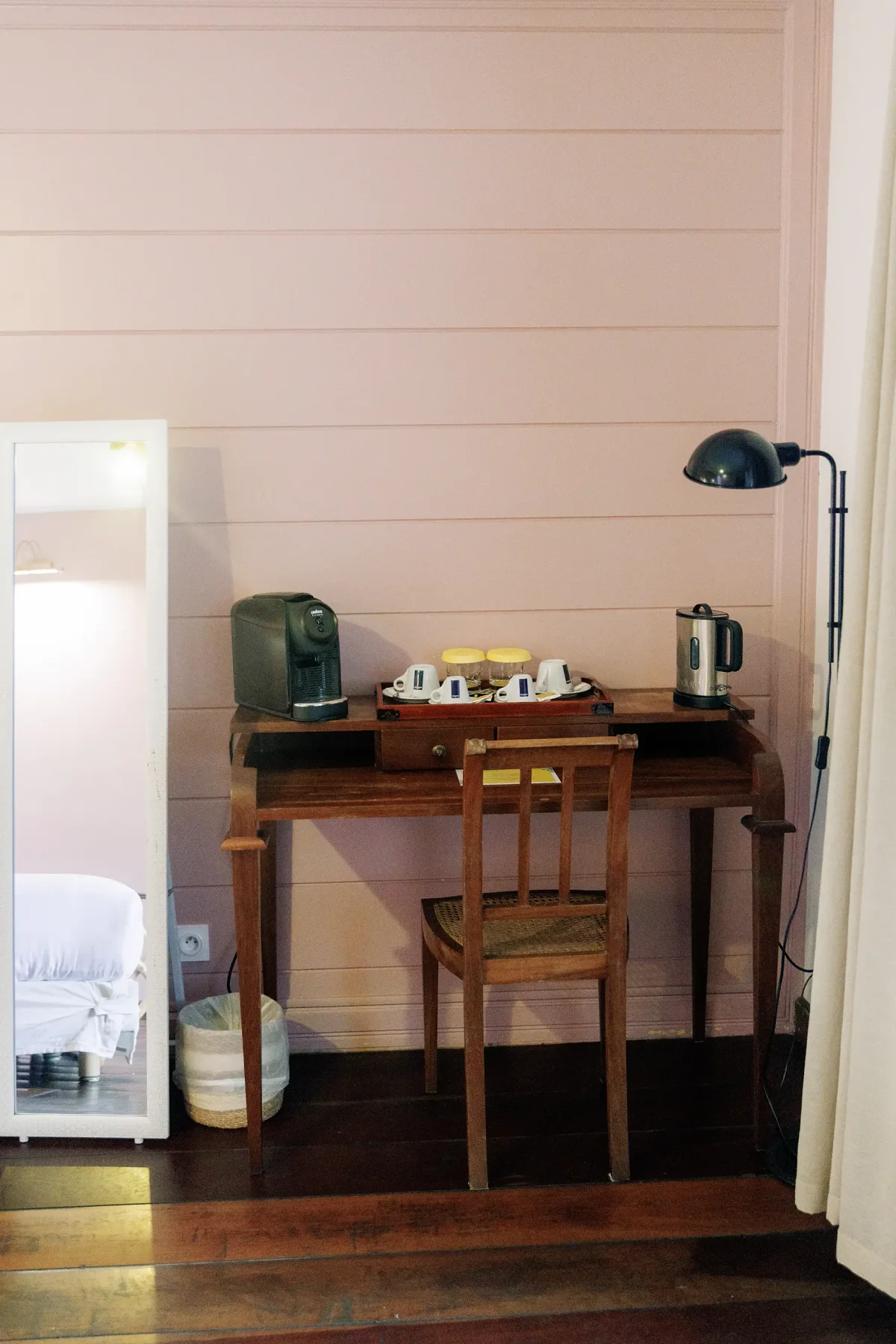 Le bureau en bois et le plateau de courtoisie d'une chambre