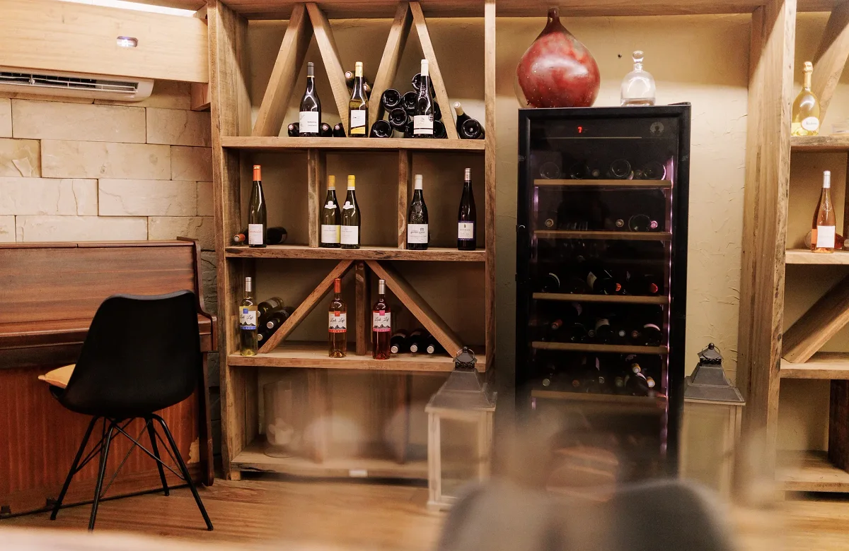 Les casiers à vins en bois de la cave du Carnotzet