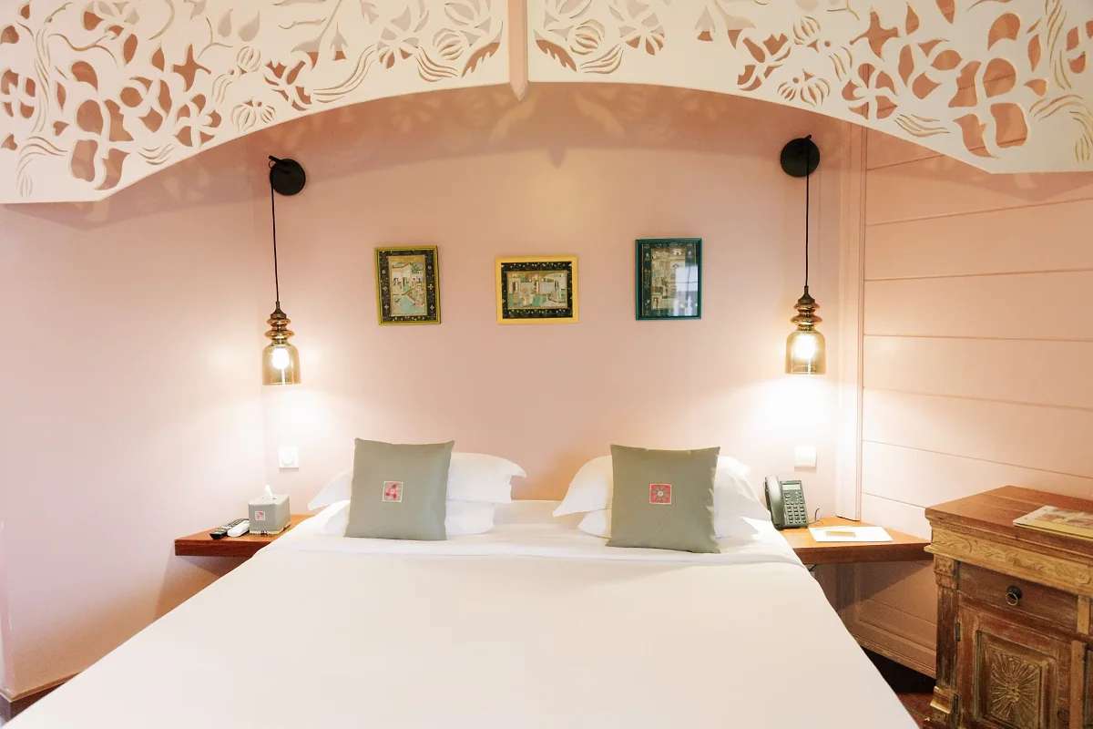 Une chambre aux murs roses, ses lanternes et ses cadres
