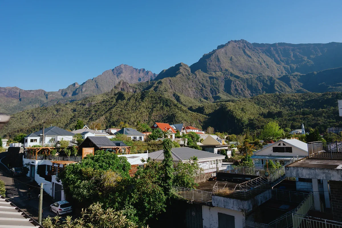 Le village de Cilaos et les remparts verts du cirque sous le ciel bleu