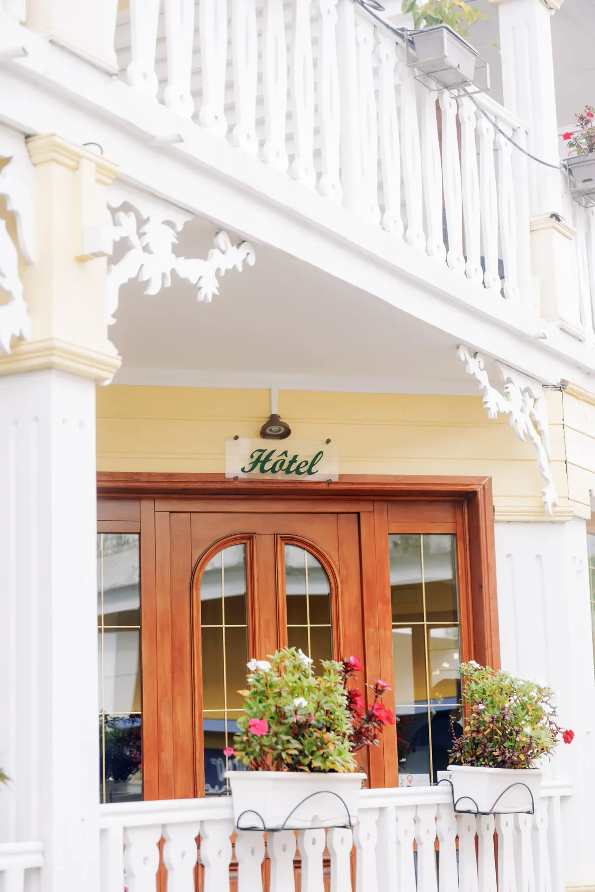 La porte d'entrée en bois du Tsilaosa et son enseigne « Hôtel »