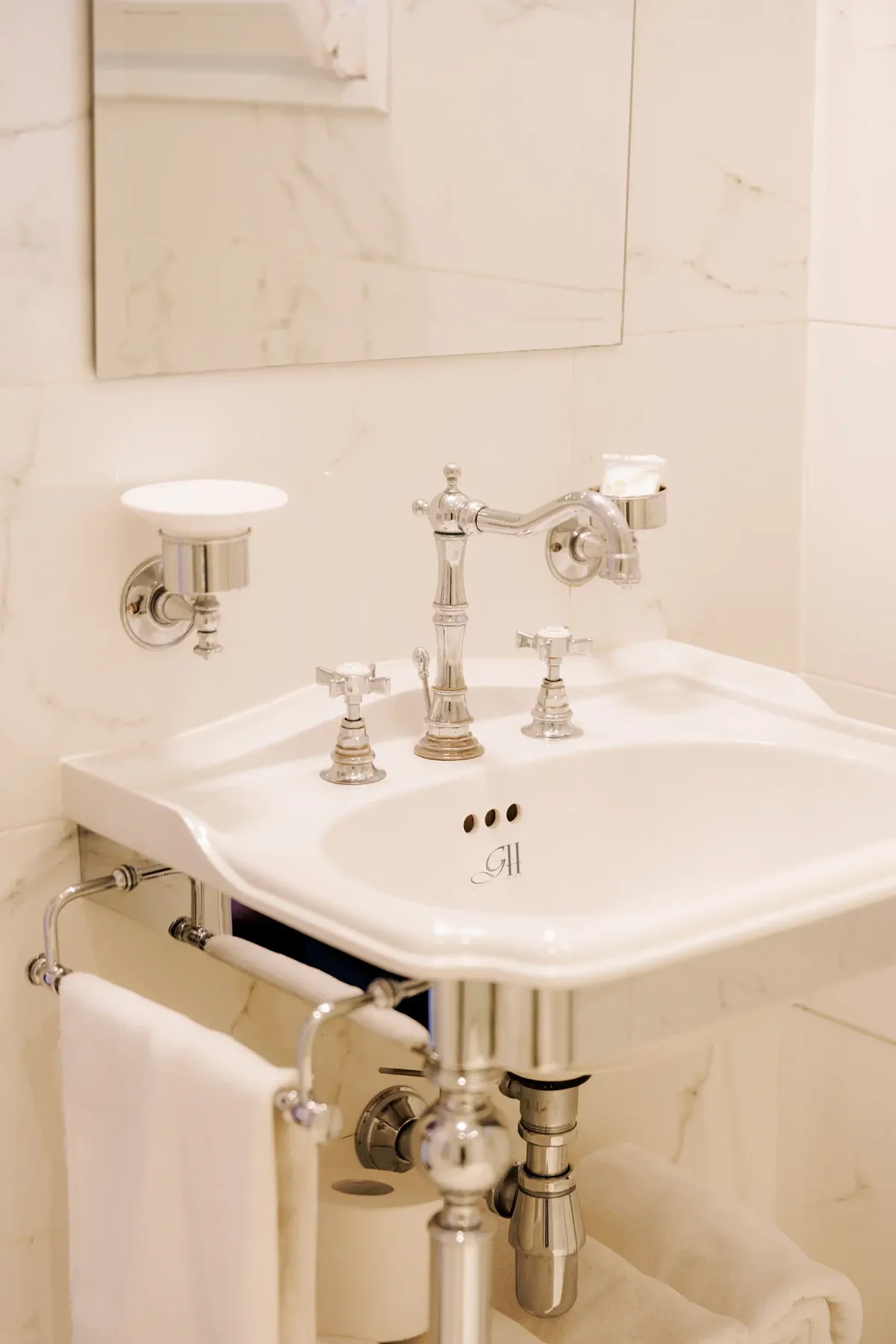 Le lavabo ancien et sa robinetterie dorée