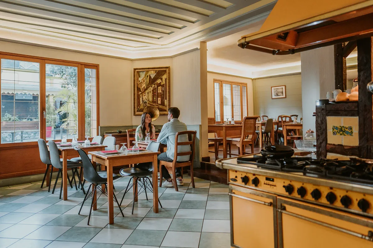 La salle du petit déjeuner du Tsilaosa, ses tables en bois et ses carreaux anciens
