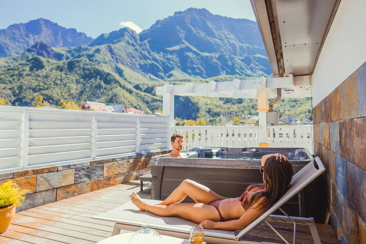 Le jacuzzi et le solarium du Tsilaosa, face aux sommets du cirque