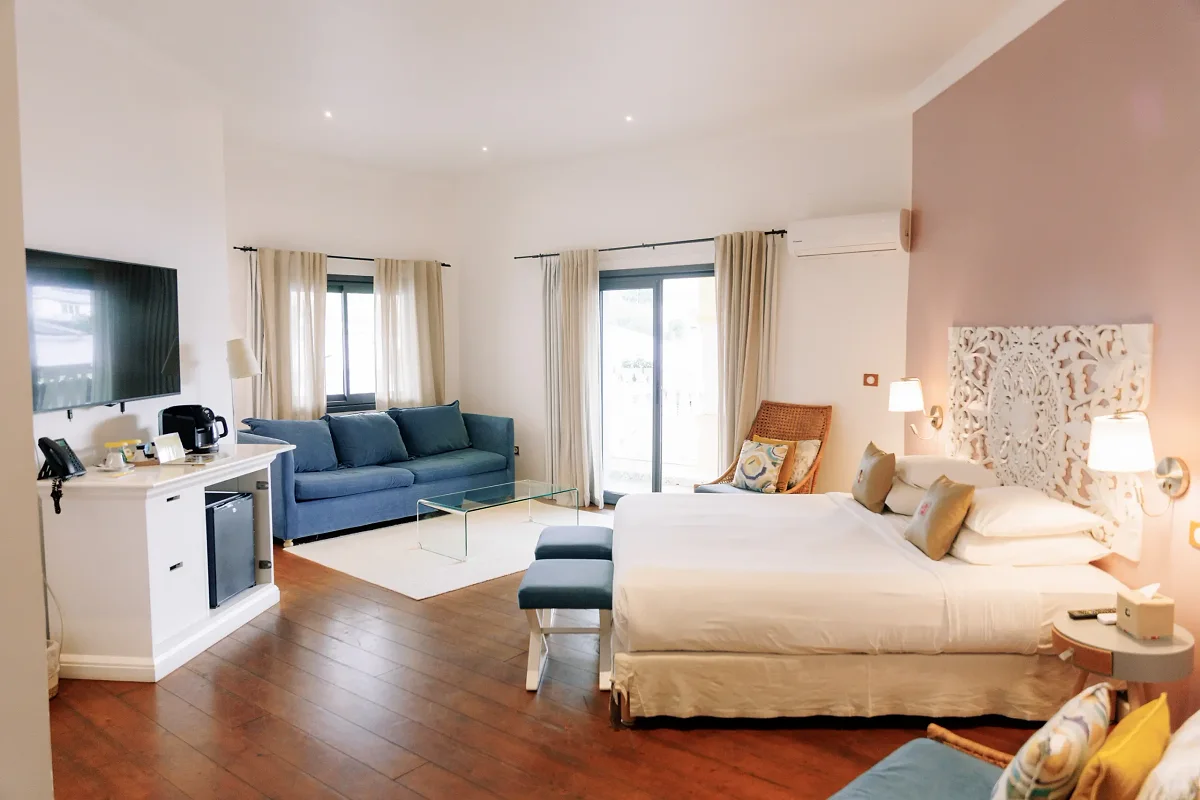 La suite junior, son coin salon et son grand lit