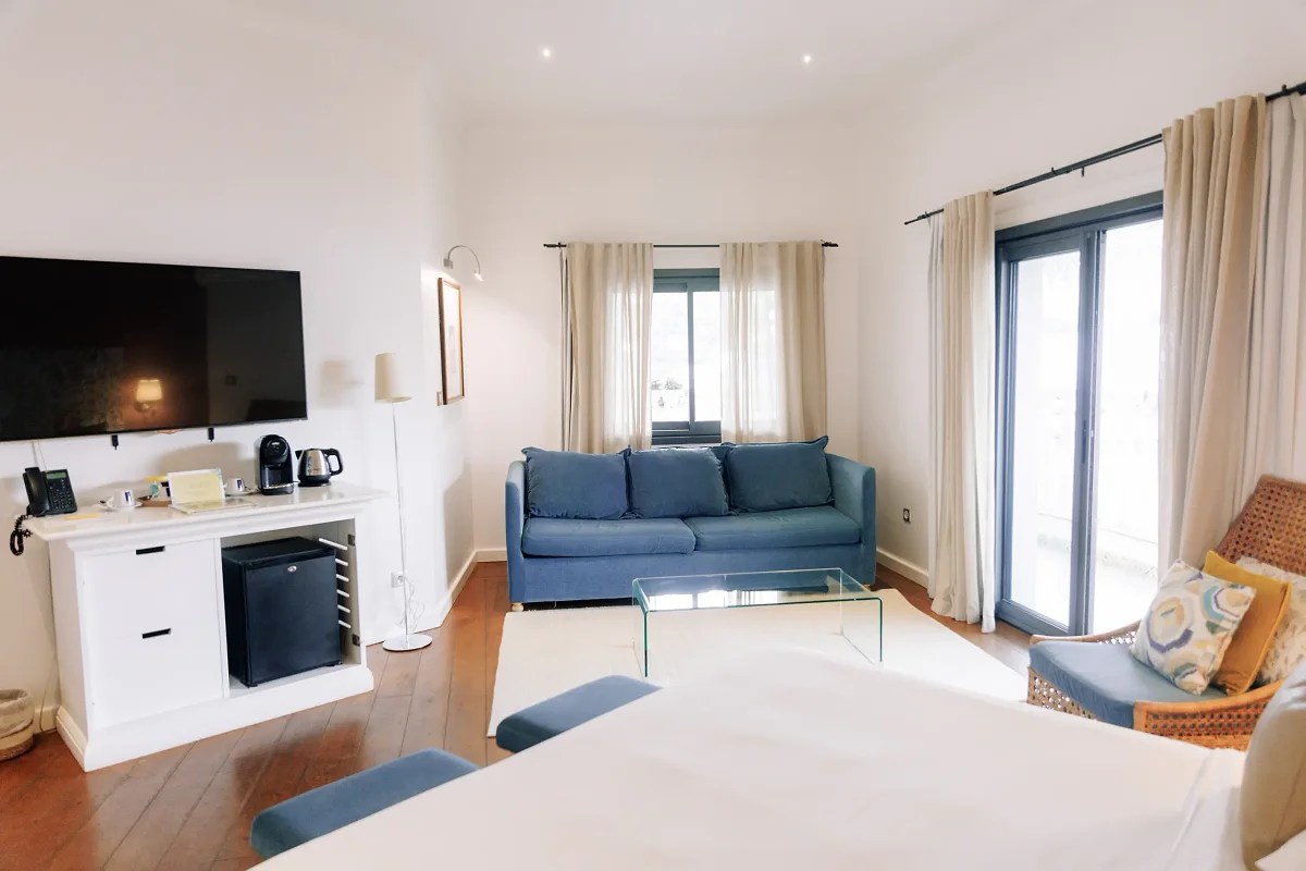 Le coin salon de la suite junior et son canapé bleu